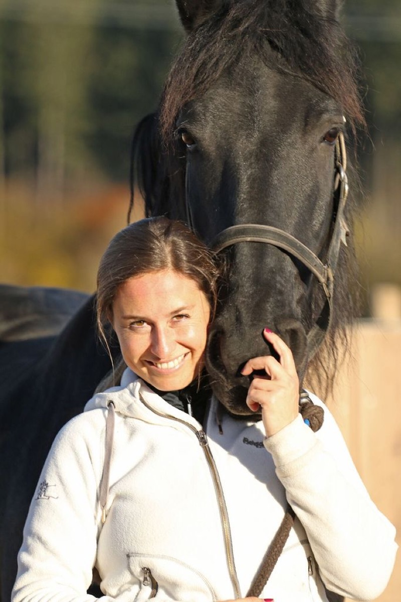 Kostenfreie Inhalte von Dr. Sandra Löckener 2 Dr. Sandra Löckener mit einem Pferd